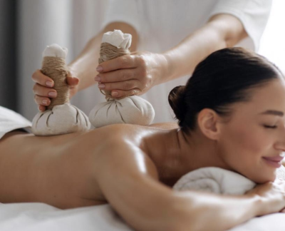 Hot Poultice Thai Herbal Massage
