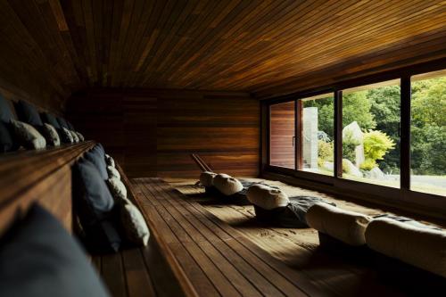 Wood-panelled relaxation room at BALNEA - Balnea Spa