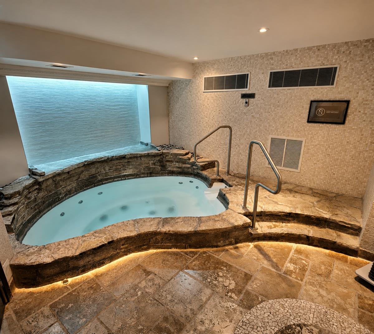 Indoor whirlpool at Infinima Spa - Infinima Spa Ch Ste-Foy