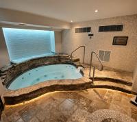 Indoor whirlpool at Infinima Spa - Infinima Spa Ch Ste-Foy