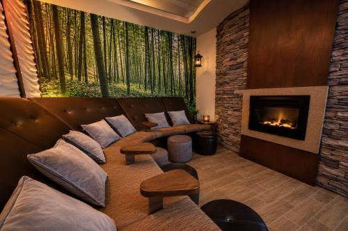 Fireplace relaxation lounge at Infinima Spa - Infinima Spa Ch Ste-Foy