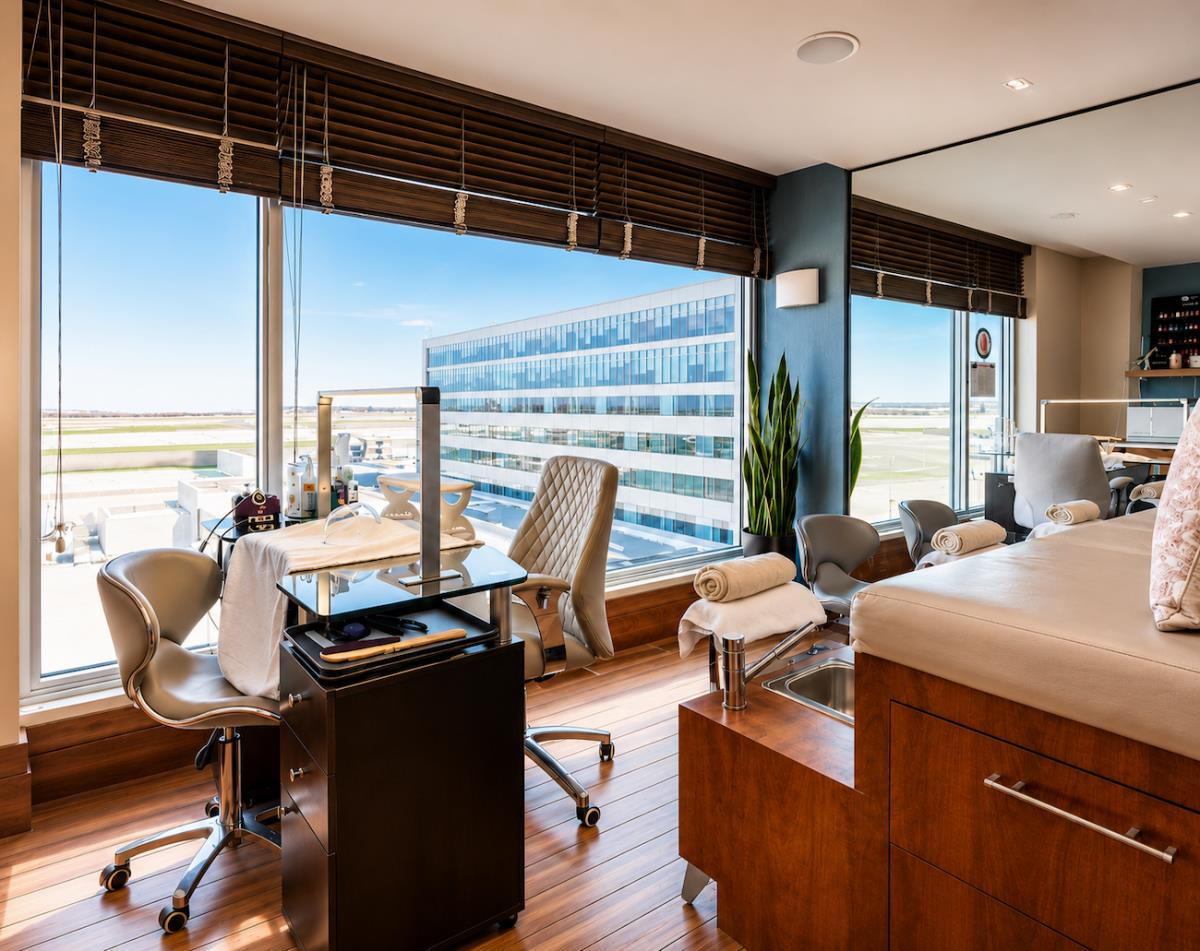 Nail care area overlooking Montréal Airport - ALTISPA